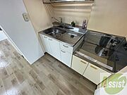 キッチンです。ご自身でコンロを設置していただけます。