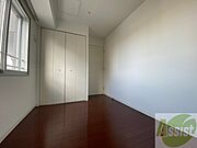 寝室はこちらです。光が差し込む、温かみのあるお部屋です。