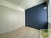 寝室を別角度から撮りました。どう家具を配置しますか？