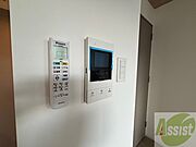 TVモニター付インターホンです。来客者の顔が見えるので安心！