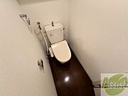 こちらはトイレです。清潔感があり、安心して使用できます。