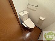 ウォシュレット機能がついたトイレです。安心して使用できます。