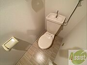 こちらはトイレです。清潔感があり、安心して使用できます。