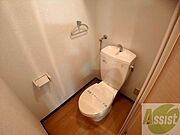 こちらはトイレです。清潔感があり、安心して使用できます。