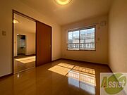 洋室がもう一つ。お部屋が多いのはうれしいですね！