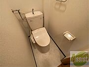 こちらはトイレです。清潔感があり、安心して使用できます。