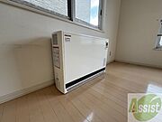電気暖房です。冬場の寒い日でも安心ですね～