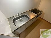 キッチン周りは意外と物が多いので棚があるといいですね。