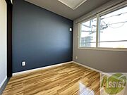 寝室はこちらです。光が差し込む、温かみのあるお部屋です。