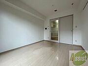 寝室はこちらです。光が差し込む、温かみのあるお部屋です。