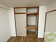 寝室には収納があります。すっきり片づけましょう！