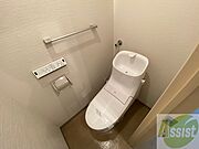 こちらはトイレです。清潔感があり、安心して使用できます。