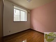 こちらのお部屋は光が差し込む、温かみのあるお部屋です。