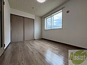 こちらのお部屋は光が差し込む、温かみのあるお部屋です。