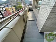 バルコニーです。洗濯物を干したり一息ついたりできますね！