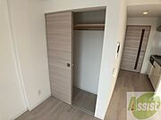 こちらの収納にはハンガーをかけて服もしまえますね。