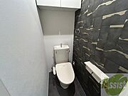 こちらはトイレです。清潔感があり、安心して使用できます。