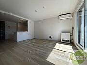 リビングです。白を基調としていてお部屋全体が明るいですね！