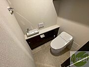 こちらはトイレです。清潔感があり、安心して使用できます。