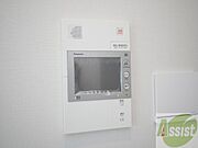 TVモニター付インターホンです。来客者の顔が見えるので安心！