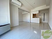 リビングです。白を基調としていてお部屋全体が明るいですね！