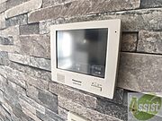 TVモニター付インターホンです。来客者の顔が見えるので安心！