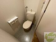 こちらはトイレです。清潔感があり、安心して使用できます。