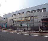 亀岡郵便局まで46m 土日も開いているゆうゆう窓口のある郵便局です。