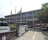 亀岡小学校まで1320m 活気溢れる小学校です。