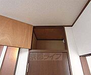 トイレの上にも収納あります。