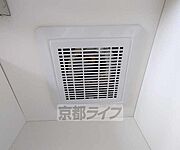 キッチン上に換気扇があります。