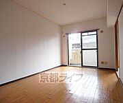 バルコニーに面したリビングです。
