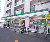 ファミリーマートヤスイカドノ五条店まで160m 阪急西京極駅を少し北上して葛野大路通り沿いにあります