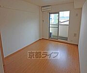 洋室10帖の広々としたお部屋です。