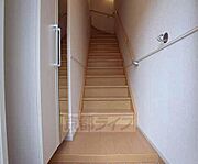 玄関入ってすぐの階段です。