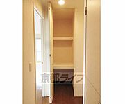 階段をあがったところにも収納がございます。
