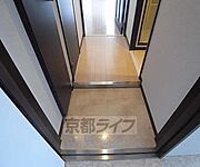 フラットな玄関。