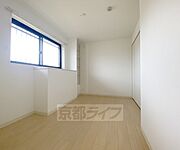 別方向から見た5．5帖洋室です。