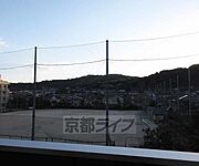 中学校のグランドが見えます。