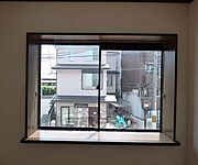 窓際に小物置けます。