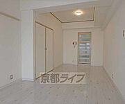 白を基調とした明るいお部屋です。