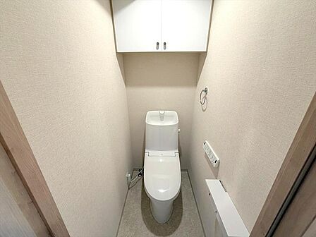 シンプルな機能を搭載したトイレ。家族みんなが使う場所だからこそ清潔にこだわりたいですね。