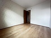 洋室５．３帖☆こちらもクロスがかわいいのでぜひ現地にてご覧いただきたいです♪