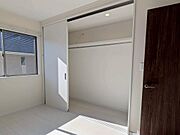 棚やパイプ付きで使い勝手のよいクローゼットです♪