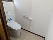 温水洗浄トイレ新規交換済♪入口は引き戸です♪
