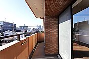 南向きバルコニー×角部屋。窓が多く、光と風が通る設計。中部屋にはない「独立性」と「明るさ」は、リフォームでは手に入らない資産価値。70平米の広さをより開放的に感じる配置です。