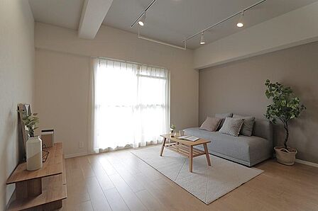 毎月の管理費や修繕積立金にいくら払うか把握していますか。本物件は月額合計24,860円 。住宅ローンと合わせた毎月の総支払額で正確に検討できる、購入後の見えない家計不安を取り除くための現実的選択。
