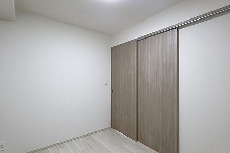 在宅勤務の集中環境を求める方に。約4.5帖の洋室を独立した書斎として使うプランを提案します。生活空間と業務エリアを分離し、生産性向上に直結する合理的な動線を構築できる間取りとなっているのです。