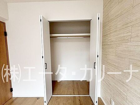 賃貸の更新時期が迫っており、すぐにでも引っ越したい方へ。本物件は現在空家となっており、即時の引き渡しに対応しています。リノベーションも完了しているため、無駄な待ち時間なく新居での生活へ移行可能。