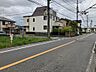 外観：現地を含む、周辺（前面道路）の写真です。※本地は建築条件付きを解除し、どのメーカーでも建築が可能なお土地です。